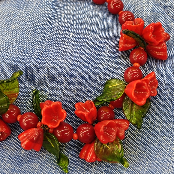 Vintage Venetian/Czech? Red Flowers and Green Leaves Handblown Glass Necklace - Picture 4 of 16